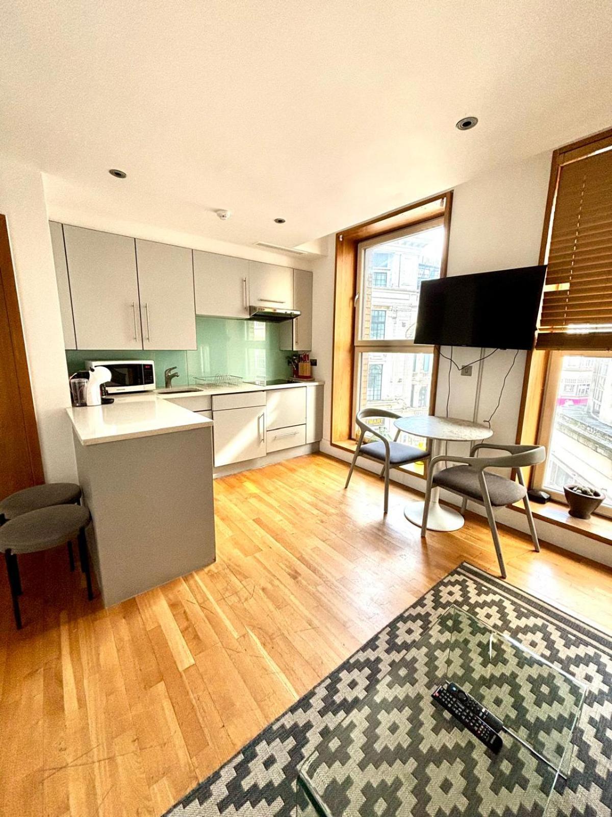 1 Bedroom In Piccadilly Circus St James Cov1 London Eksteriør billede